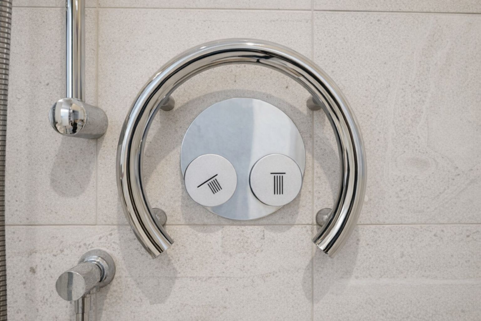 Modern inbyggd duschblandare i krom med cirkulärt greppvänligt handtag.