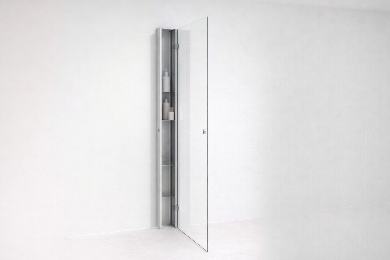 Inbyggd vertikal duschhylla med glasdörr i en minimalistisk vit vägg.