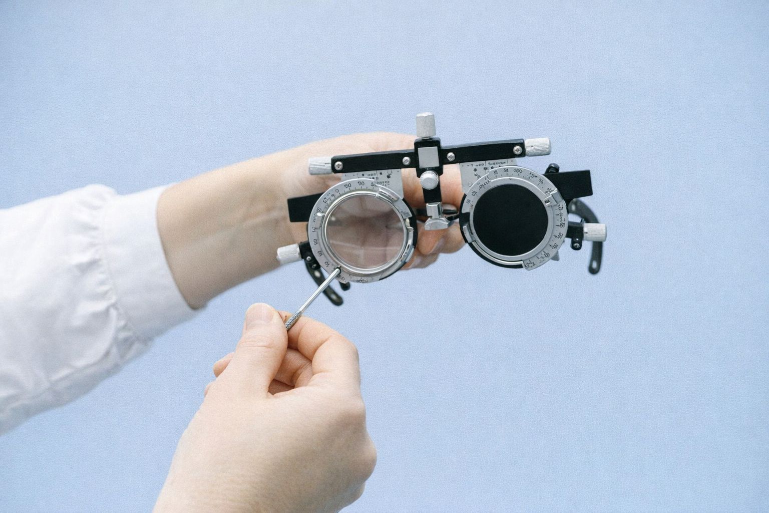 En optiker justerar en provbåge för synundersökning inför cykelpendling.